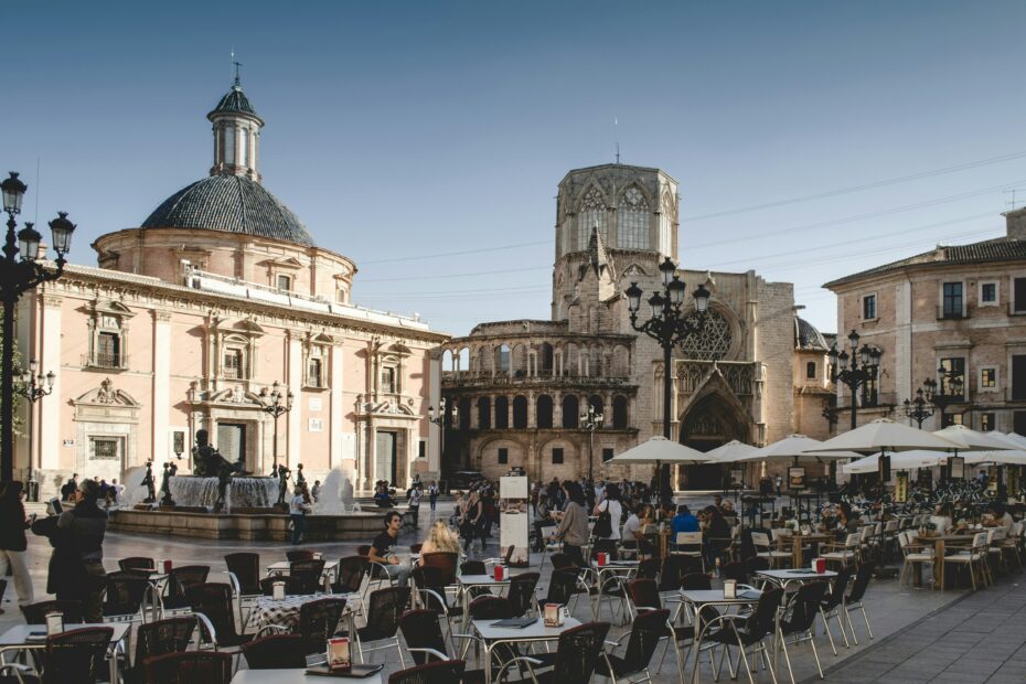 Plac Plaza de la Virgen w centrum Walencji