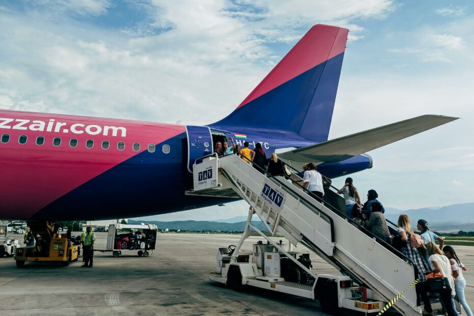 Tanie linie lotnicze latające do Walencji - wejście do samolotu Wizzair